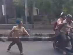 Diduga Hendak Tawuran, Mobil Plat Merah Ugal-ugalan Hampir Tabrak Anak di Dukuh Logerit